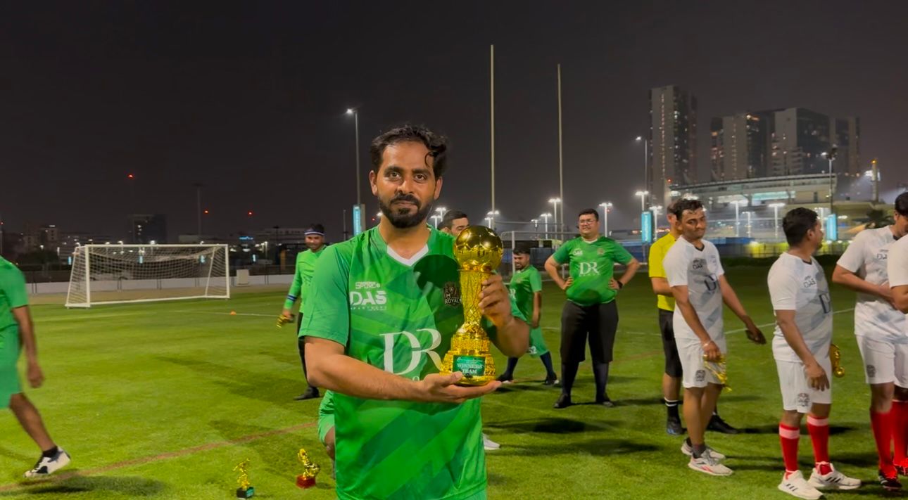 DAS FSL player with trophy